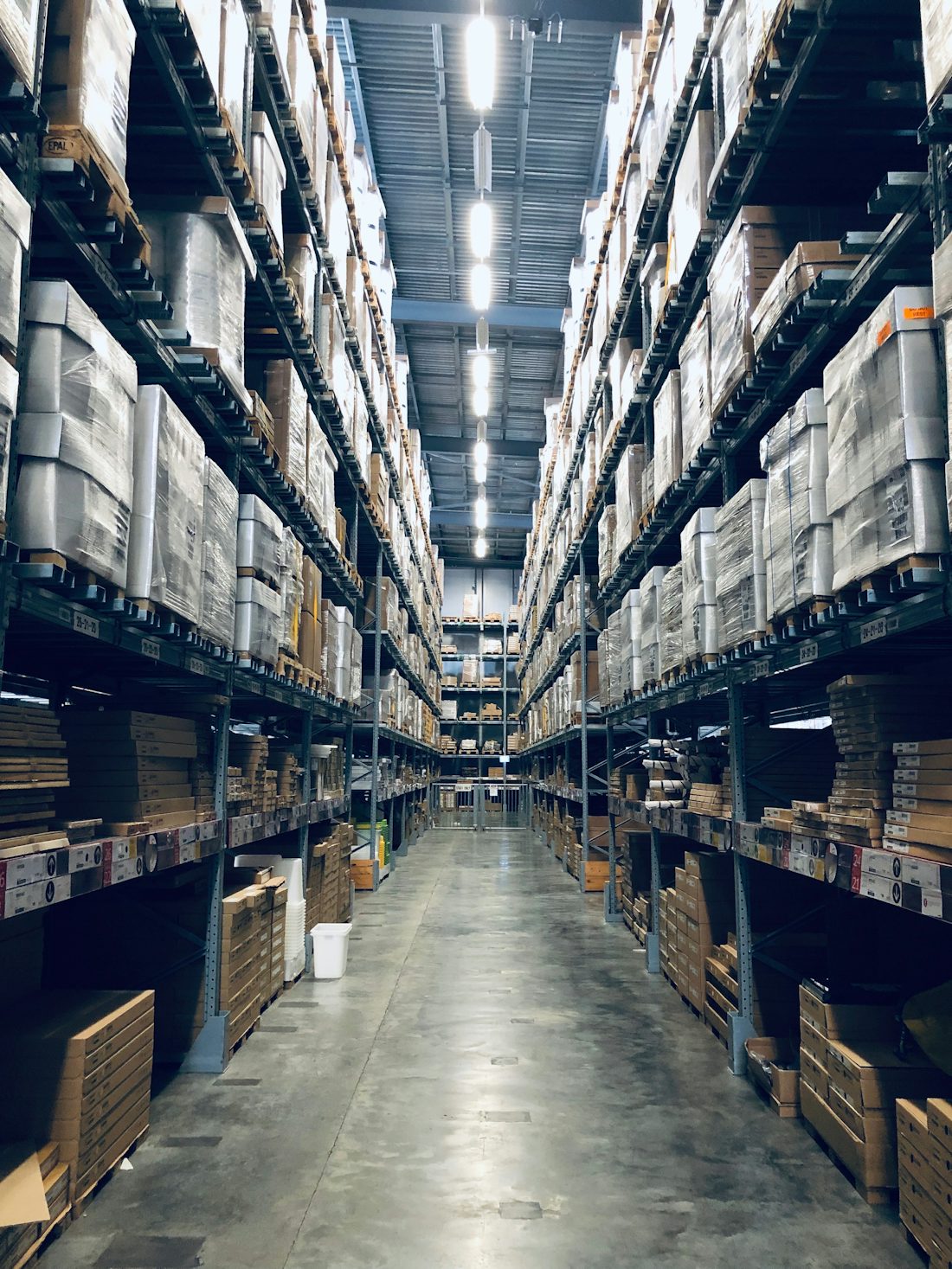 Material handling aisle in a distribution facility